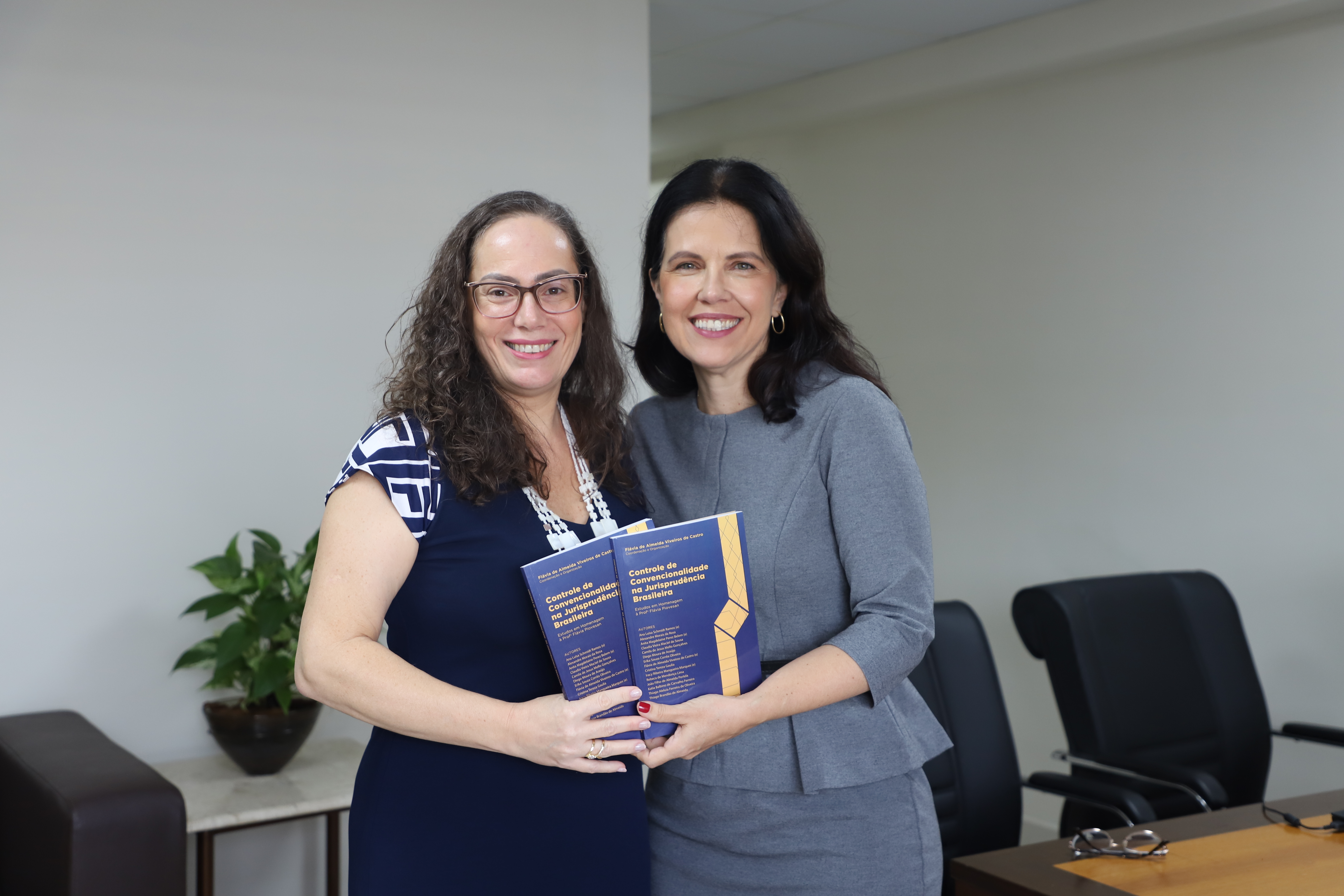 Biblioteca da Emeron recebe exemplares de livro com autoria de magistradas do TJRO