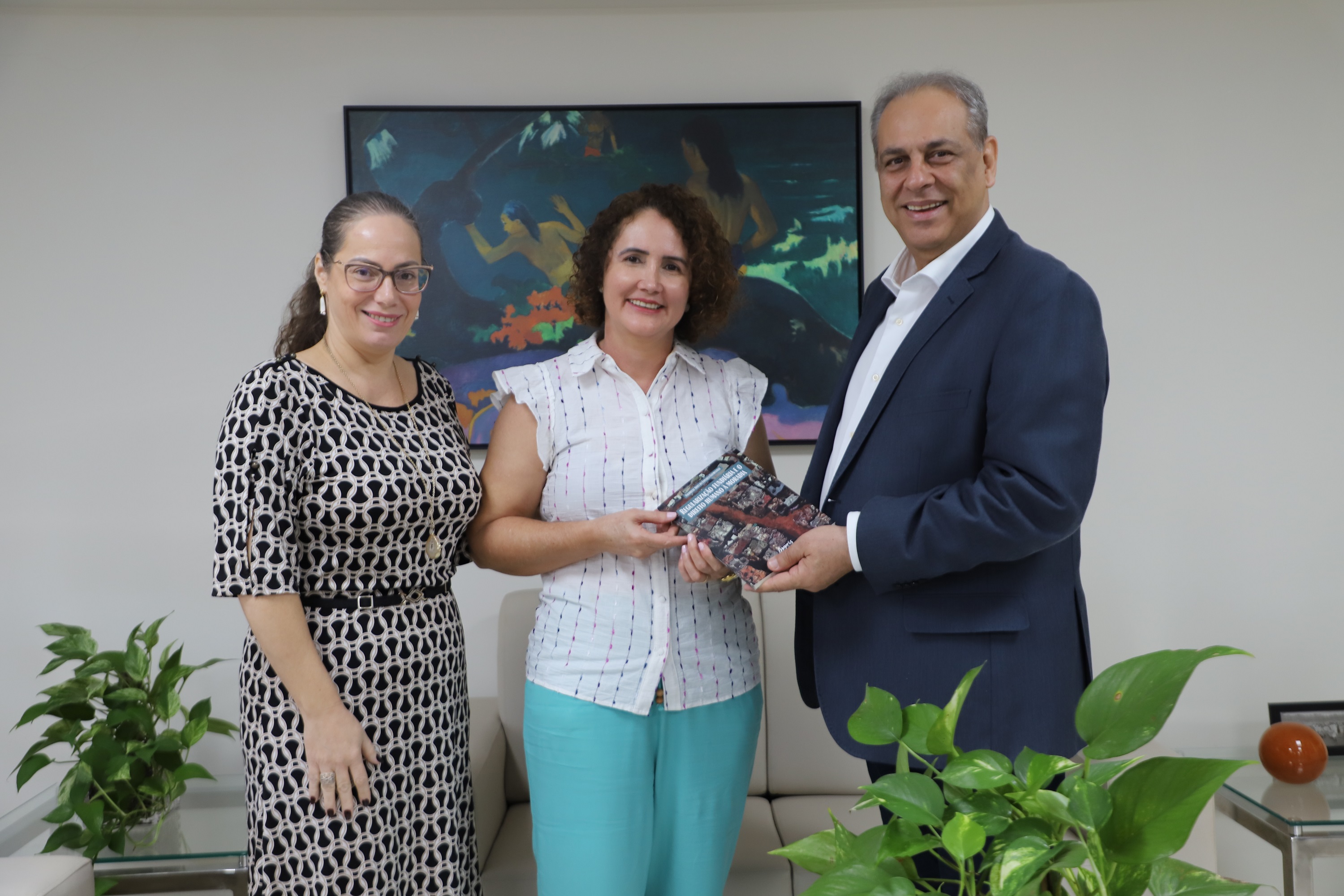 Emeron recebe exemplar do livro “Regularização Fundiária e o Direito Humano à Moradia”, escrito por magistrada do TJRO