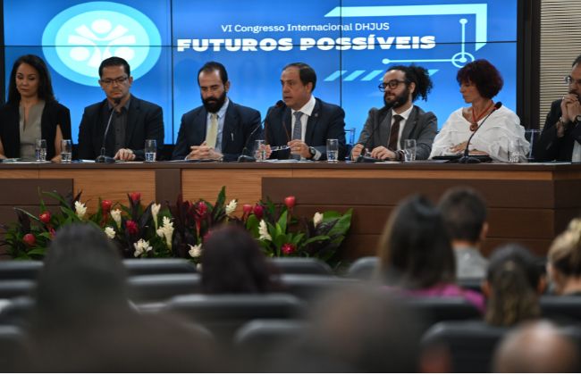 Abertura oficial do VI Congresso Internacional DHJUS reúne autoridades e marca início de programação dedicada aos “Futuros Possíveis”