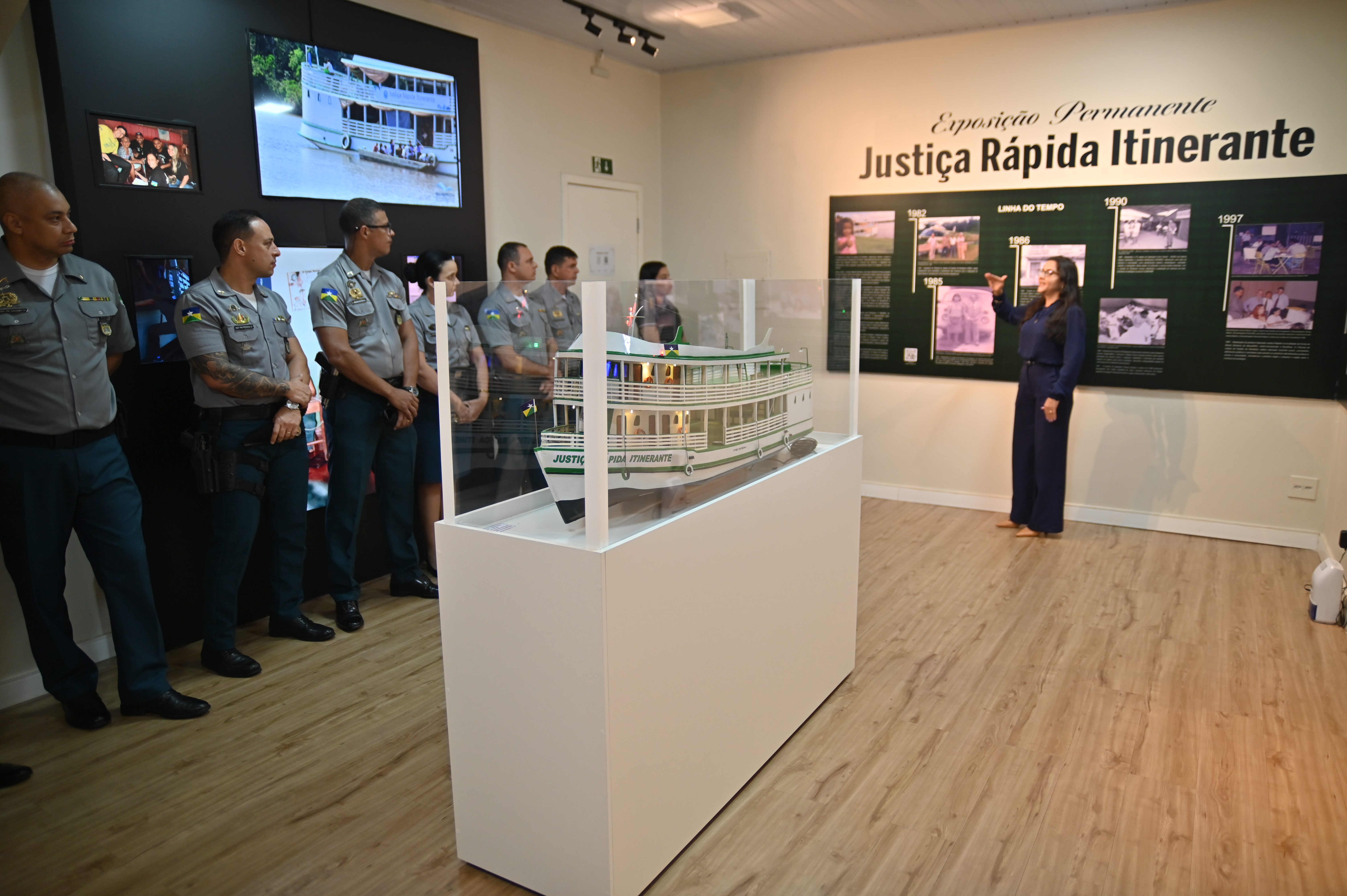 Policiais da Assessoria Militar conhecem a história do TJRO em visitas ao Centro de Memória 