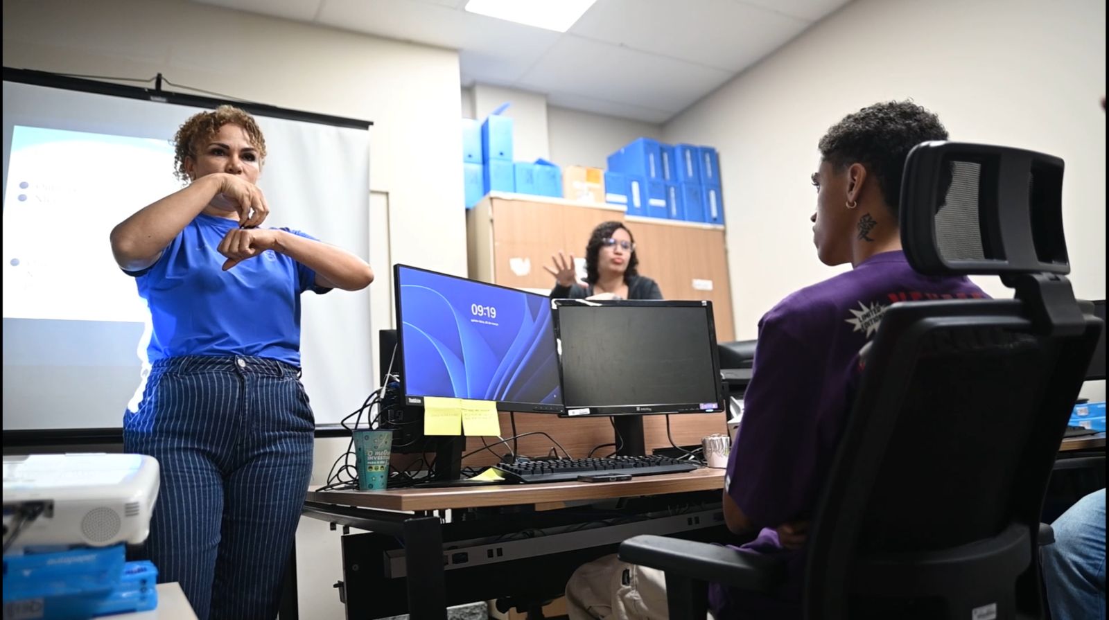 Emeron oferta curso de Libras a servidores(as) da CPELog, unidade que recebeu o primeiro estagiário surdo do TJRO