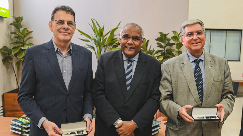 Emeron lança livro sobre Hermenêutica Constitucional e Política Judiciária